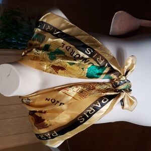 Un souvenir de Paris - gold scarf